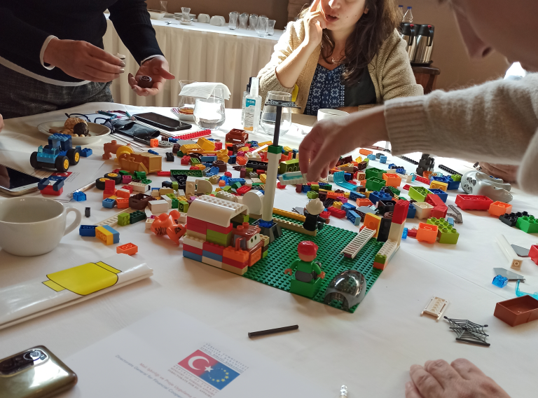 Ellerinle Düşün, Gözlerinle Dinle